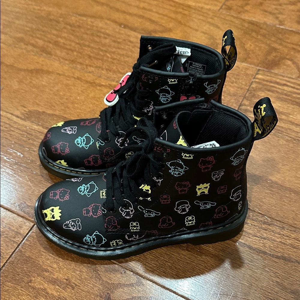 Dr. Martens x Hello Kitty 1460 Junior black boots size 2 - Picture 5 of 9